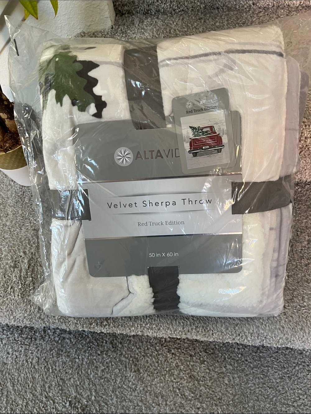 Velvet Sherpa Throw - M resort Red Truck Edition, White/Green/Red Accents